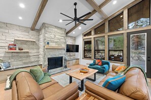 Smart TV, chimenea, libros, oficina