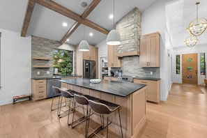 Fridge, microwave, oven, stovetop - Spring Mtn Paradise - Pet friendly, single level w/hot tub and clubhouse access (McCall)