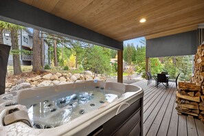 Outdoor dining - Spring Mtn Paradise - Pet friendly, single level w/hot tub and clubhouse access (McCall)