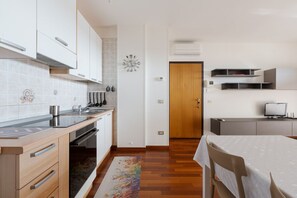 Frigorifero, forno, piano cottura, lavastoviglie