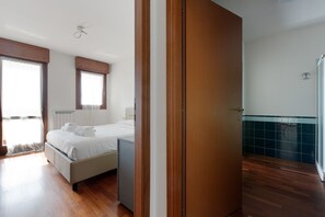 1 slaapkamer, een strijkplank/strijkijzer, wifi, beddengoed