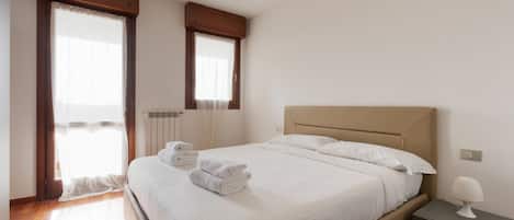 1 habitación, tabla de planchar con plancha, wifi y ropa de cama