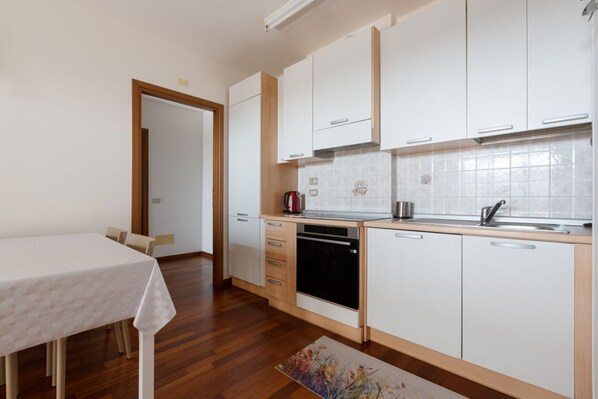 Fridge, oven, stovetop, dishwasher