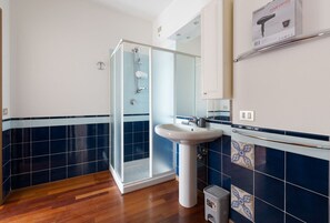 Een douche, een haardroger, een bidet, handdoeken