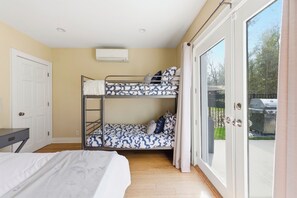 7 bedrooms, desk, iron/ironing board, travel crib
