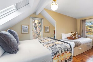 7 bedrooms, desk, iron/ironing board, travel cot