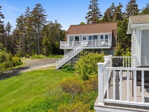 Terrace/patio - Little White Caps, quaint Maine cottage (Saint George)
