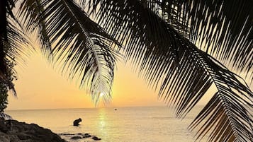 在海滩、沙滩椅、沙滩毛巾