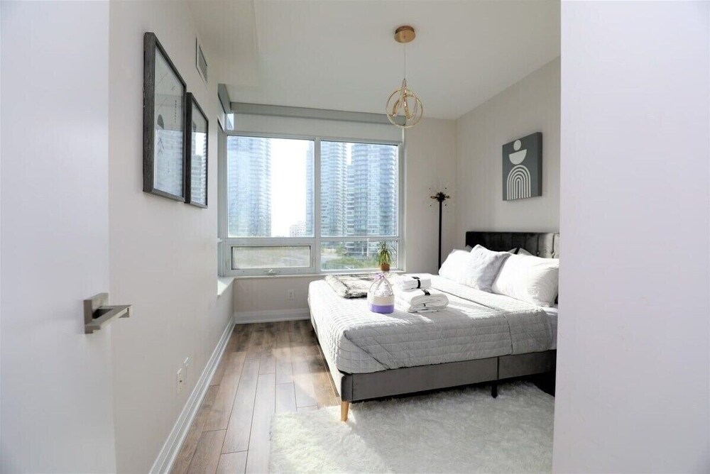 Sunny Lakeview 2BR, Walk to lake, Gym, Private, King bed, 550 mb wifi ...