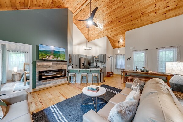 Smart TV, chimenea, libros, oficina