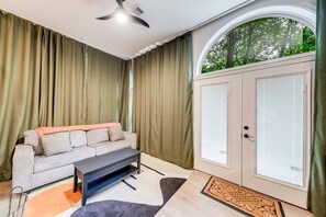 Fernseher, Kamin