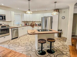 Fridge, microwave, oven, stovetop - Roswell Adventure 3BR House, Family Getaway (Roswell)