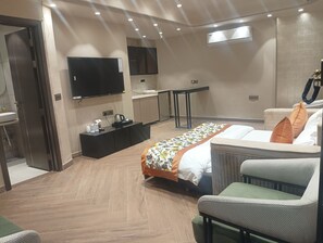 Cullinan Suite Room | Premium bedding, individually furnished, desk, laptop workspace - Qotel Signature Coleman Janakpuri (New Delhi)