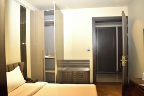 Quarto casal luxo | Roupas de cama premium, individualmente mobiliados, escrivaninha