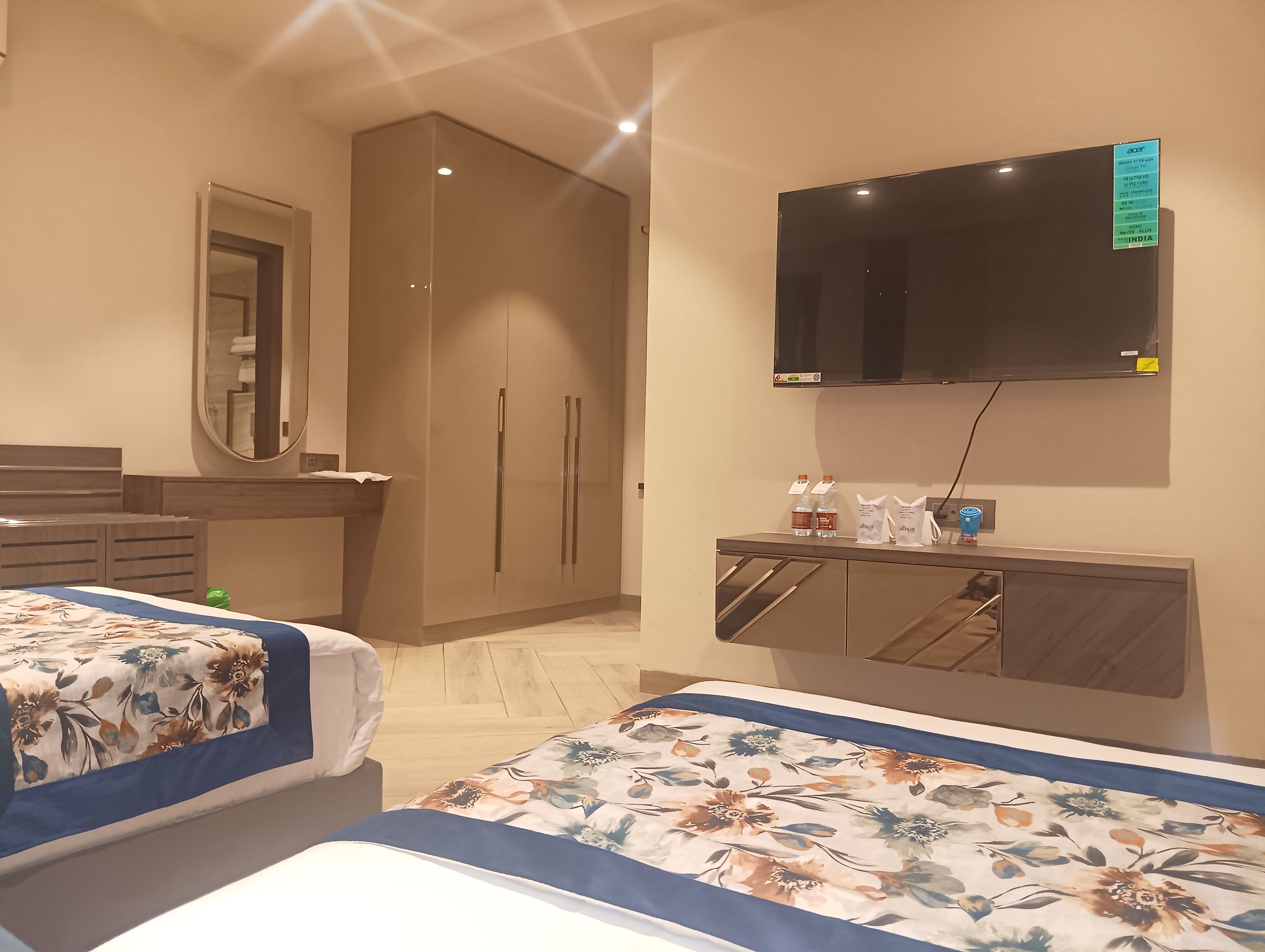 Ropa de cama de alta calidad, muebles diferentes y escritorio 