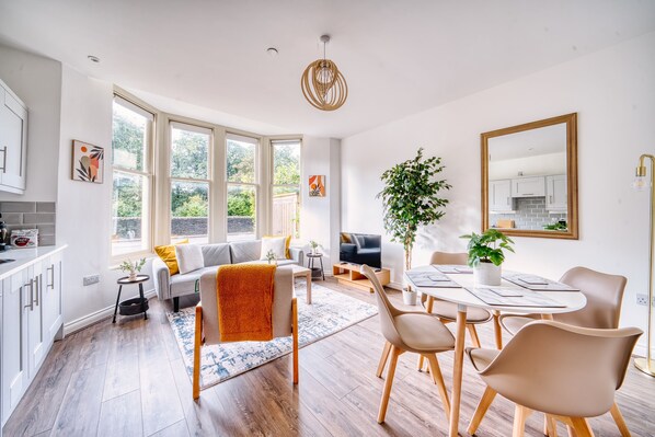 Living area - Stunning 2 Bed City Centre & Bute Park (Cardiff)