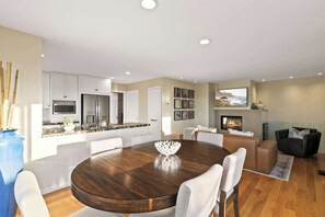 Dining - Oceanview Townhome Steps from Iconic Windansea Beach (San Diego)