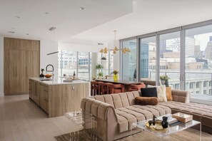 TV, stereo, offices - Luxury Penthouse: Iconic Views + Exclusive Comfort (Chicago)