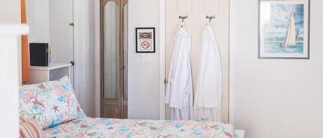 Suite estudio Deluxe, 1 cama Queen size | Edredón, tabla de planchar con plancha, wifi gratis y ropa de cama