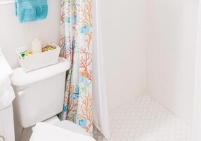 Deluxe Studio Suite, 1 Queen Bed | Bathroom | Towels, toilet paper