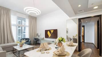 Standard-huoneisto, kaupunkinĂ€köala | Olohuone | 65âtuumainen Ă€ly-TV, jossa kaapelikanavat