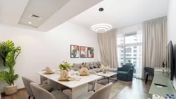 Standard-huoneisto, kaupunkinäköala | Olohuone | 65–tuumainen äly-TV, jossa kaapelikanavat