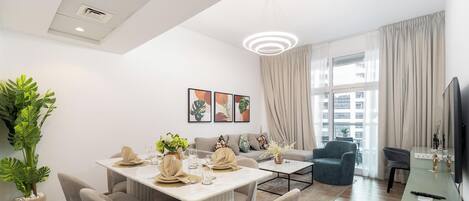 スタンダード アパートメント シティビュー | リビングルーム | 65 インチのスマートテレビ (ケーブル放送視聴可)