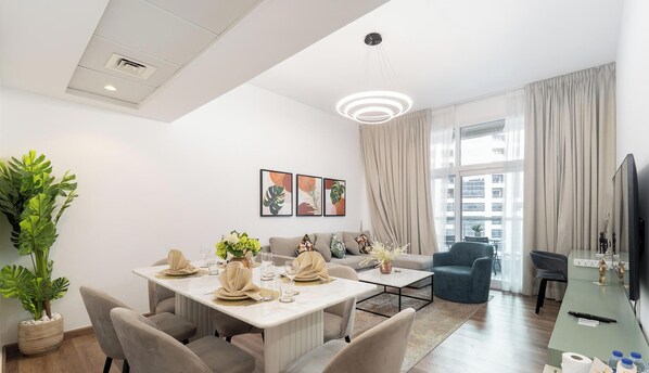 Appartement Standard, vue ville | Salle de séjour | TV connectée de 65 pouces avec chaînes par câble