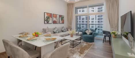 标准公寓, 城市景观 | 起居区 | 65-英寸智能电视(配备有线频道)