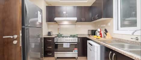 Standard Apartment, City View | Private kitchen | Full-sized fridge, microwave, oven, stovetop