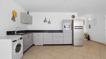 Kühlschrank, Mikrowelle, Herdplatte, Geschirrspüler