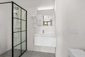 Ducha, secador de pelo, toallas