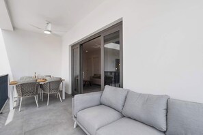 TV, offices - Bonaire Beach Apartment 5 with a refreshing shared pool and close to the sea (Kralendijk)