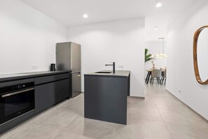 Geladeira, fogão, cooktop, lava-louças