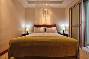 1 habitación, escritorio y espacio para trabajar con laptop 