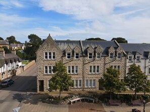 Exterior - 3-bedroom, fully furnished townhouse overlooking the historic Dornoch Square. (Dornoch)
