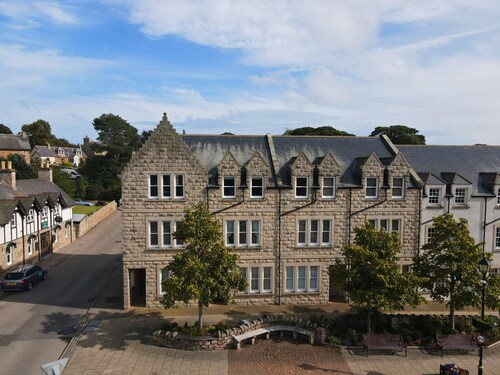 3-bedroom, fully furnished townhouse overlooking the historic Dornoch Square.