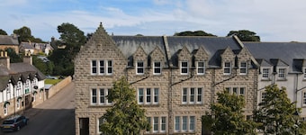 3-bedroom, fully furnished townhouse overlooking the historic Dornoch Square.