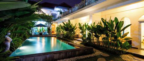 Una piscina al aire libre