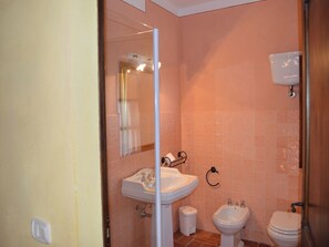 Bathroom - Charming Flat With Pool Surrounded by Nature (Asciano)