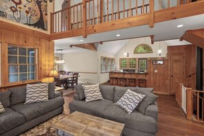 Una televisión, una chimenea