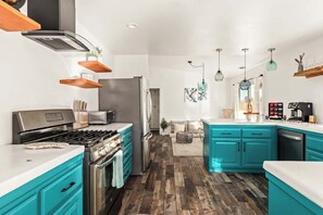 冰箱、微波炉、烤箱、炉灶