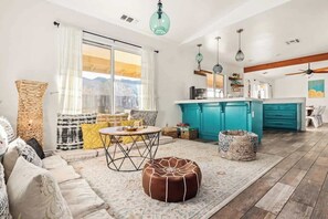 Tv, pejs, stereoanlæg, kontorer