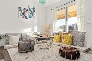 Tv, pejs, stereoanlæg, kontorer