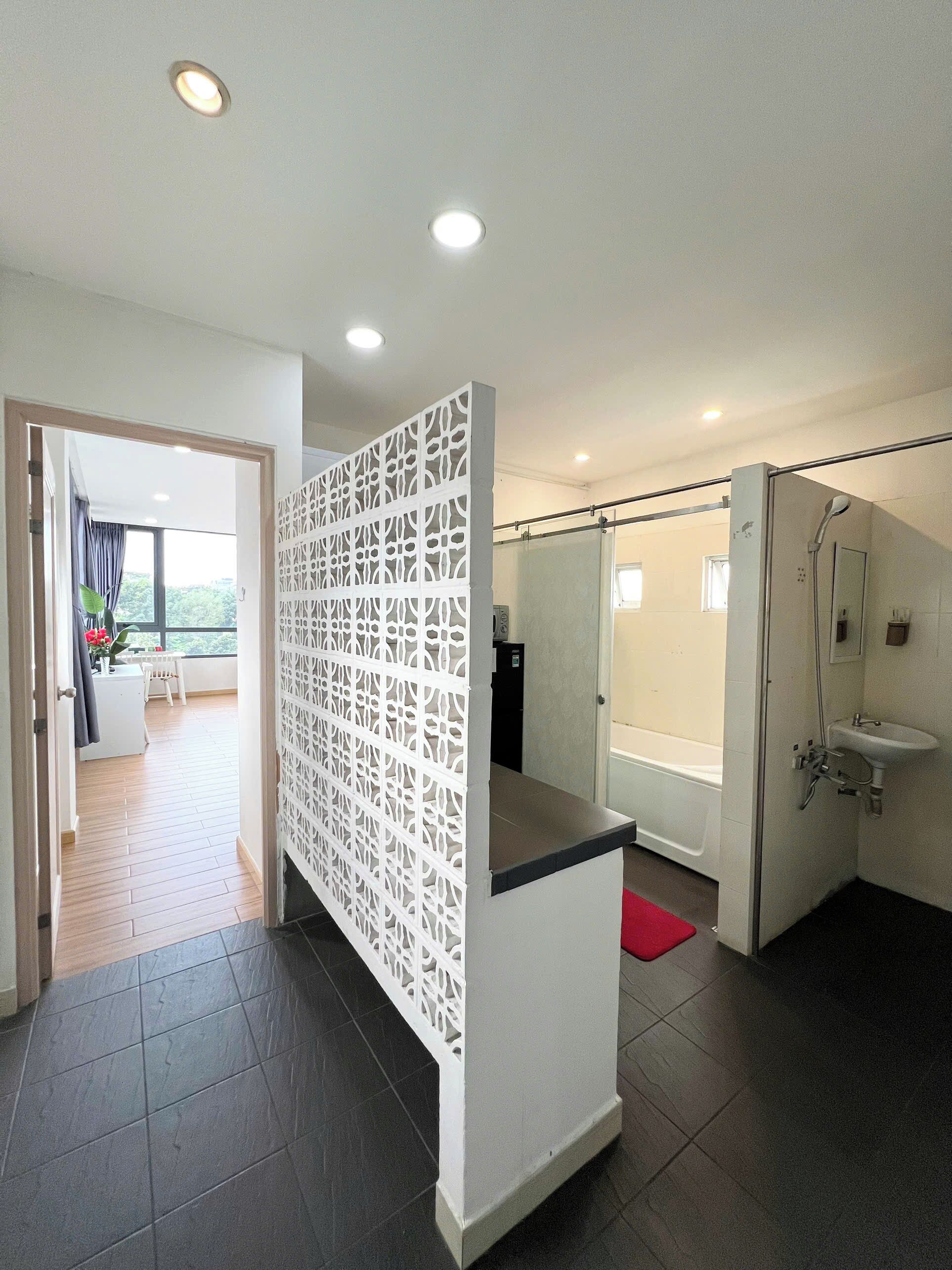 Penthouse Mewah, dapur kecil, pemandangan kota | Kamar mandi | Perlengkapan mandi gratis, pengering rambut, sandal, dan handuk