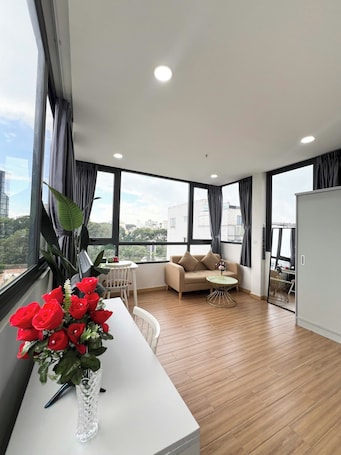 奢华顶层房, 简易厨房, 城市景观 | 办公桌、笔记本电脑工作区、免费 WiFi