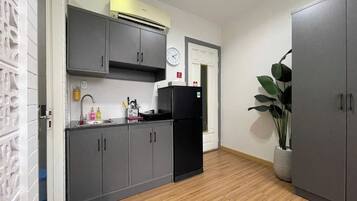 Deluxe-studio, keittotila, kaupunkinäköala | Yksityinen keittiö | Jääkaappi, mikroaaltouuni, vedenkeitin