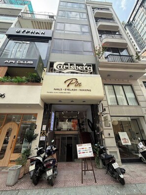 A building with a salon named 'Carlsberg' and a nail salon named 'Pin' on the ground floor. - Home Away Dang Thi Nhu (Ho Chi Minh City)