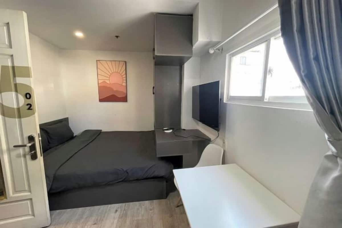 Minibar, desk, laptop workspace, free WiFi
