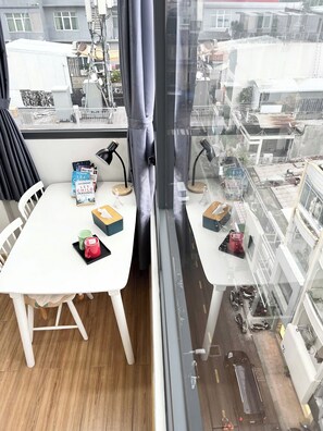 Luxury-Penthouse, Kochnische, Stadtblick | Schreibtisch, laptopgeeigneter Arbeitsplatz, kostenloses WLAN